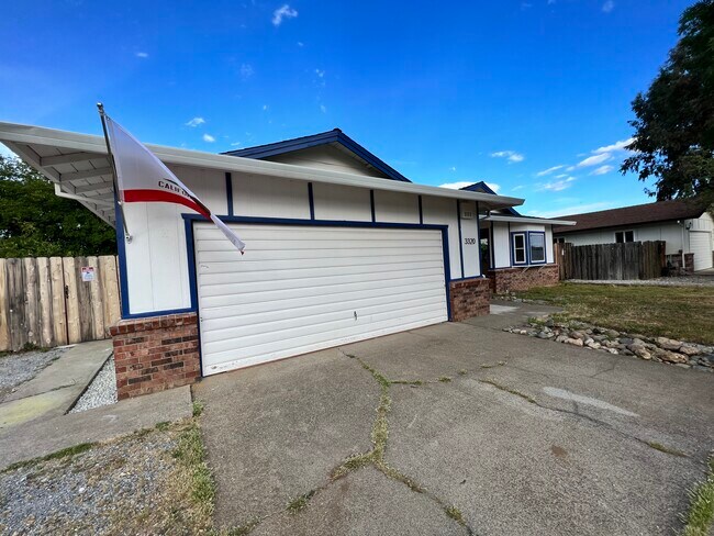 Building Photo - 3320 Panorama Dr