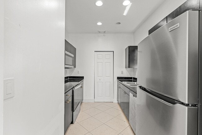 Building Photo - 2552 NE 41st Ave