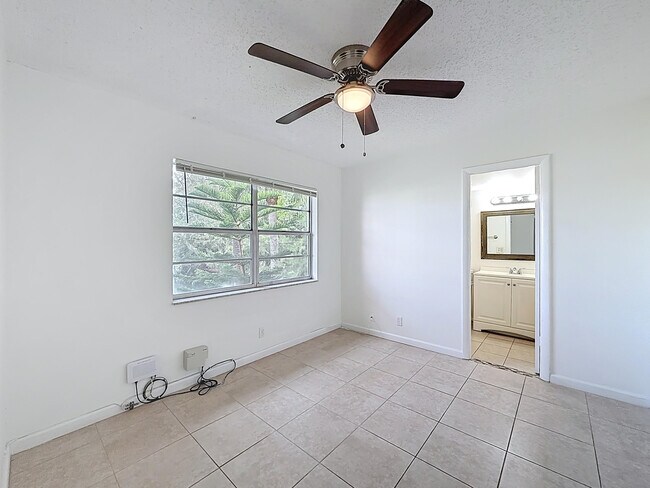 Building Photo - 235 Lake Dora Dr