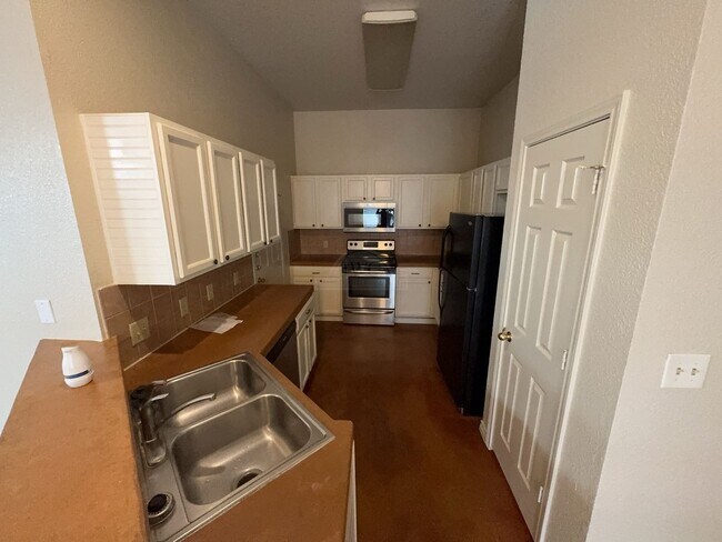 Building Photo - 2105 Charleston Ct