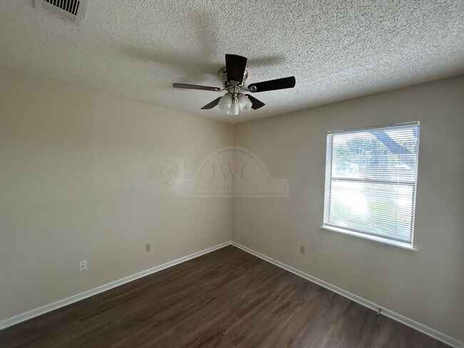 Building Photo - 607 Spoke Dr