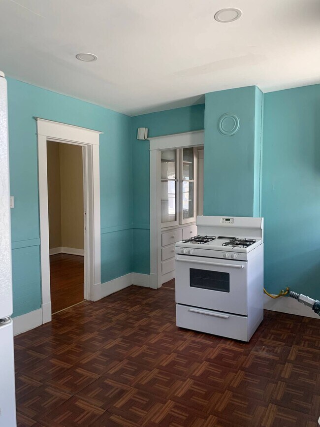 Building Photo - 857 Oakwood Ave