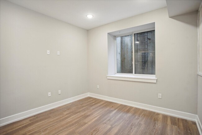 Building Photo - 1618 N Sydenham St