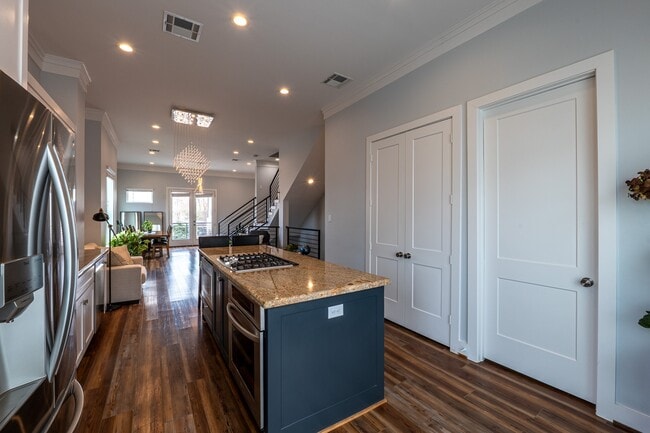 Building Photo - 1318 Reinerman St