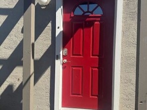 Building Photo - Lovely and Updated 2 Bedroom Beauty in Ple...