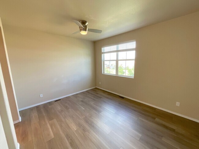 Building Photo - 3 Bedroom Townhome Available Near Constitu...