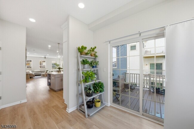 Building Photo - 19 Dahlia Dr