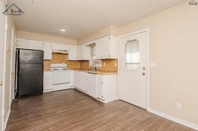 Building Photo - 1215 N Pacific Ave