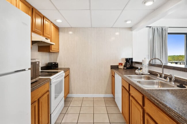 Building Photo - 8815 Thomas Dr