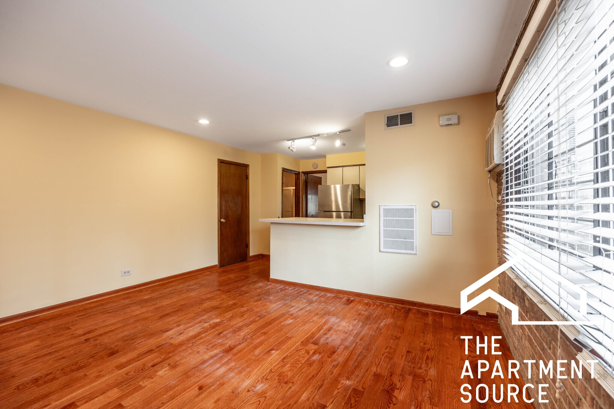 Building Photo - 715 W Diversey Pky