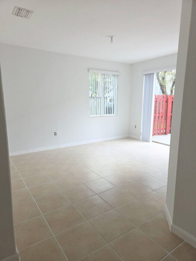 Building Photo - 3 Bedroom / 3 Bathroom Townhouse in Keys Cove Gated Community