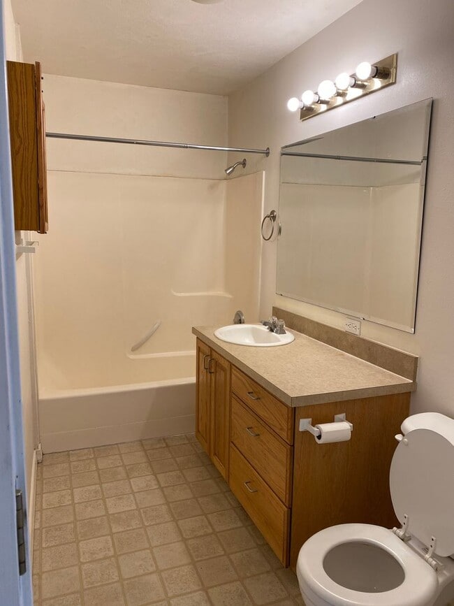 Building Photo - 2 Bed, 1 Bath Rocky Mountain Townhome w/ Garage & In-Unit Laundry