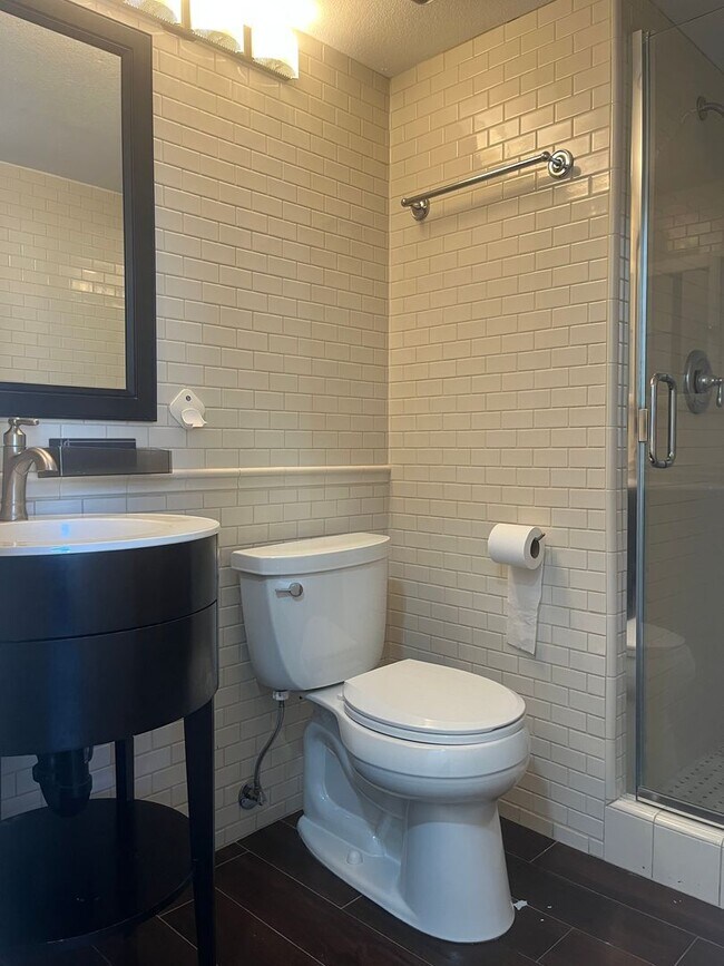 Building Photo - Beautifully Updated 3-Bedroom Townhome in ...