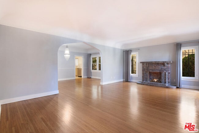 Building Photo - 126 N Sycamore Ave