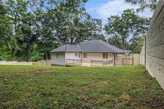 Building Photo - 1996 Briarwood Dr