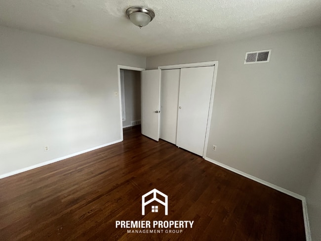 Building Photo - Spacious 3BR Memphis Home with Hardwood Floors, Dual Dining Areas & Fenced Yard