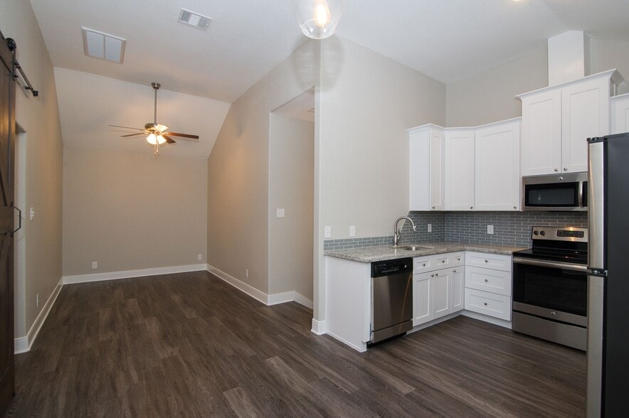 Building Photo - ADORABLE 2/1 APARTMENT CLOSE TO CAMPUS!