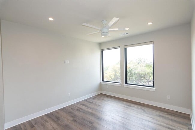 Building Photo - 2802 Lawrence Dr