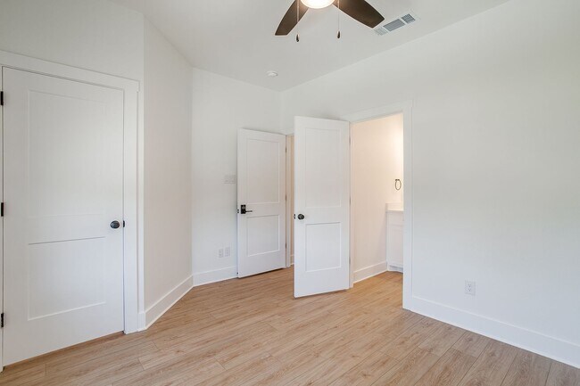 Building Photo - 2347 Benbrook Blvd