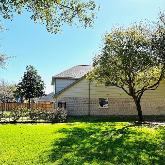 Building Photo - 8426 Woodland Knoll Ln