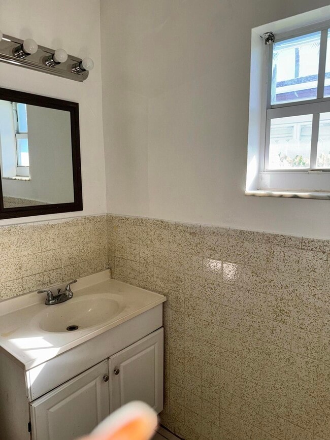 Building Photo - 1417 N J St