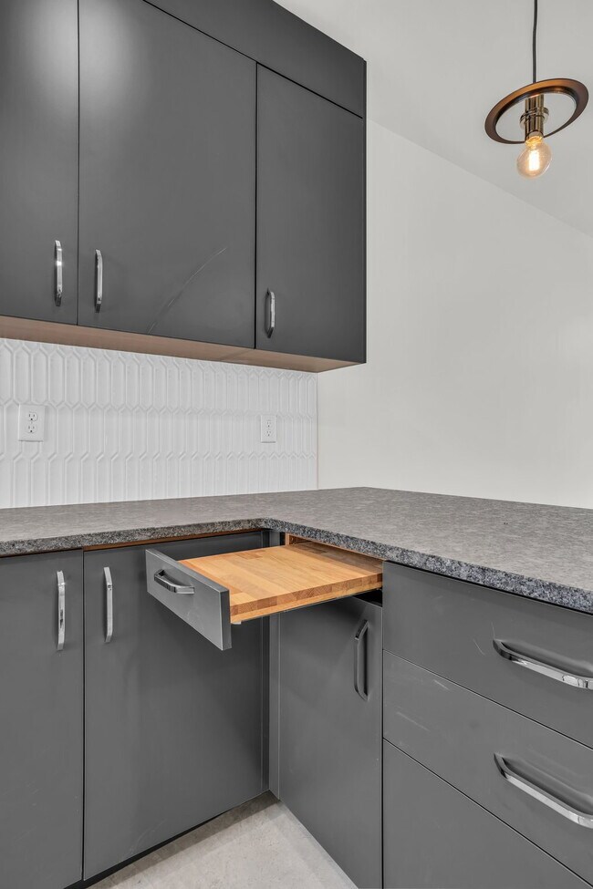 Building Photo - Brand-New Townhome Just Minutes from Downt...