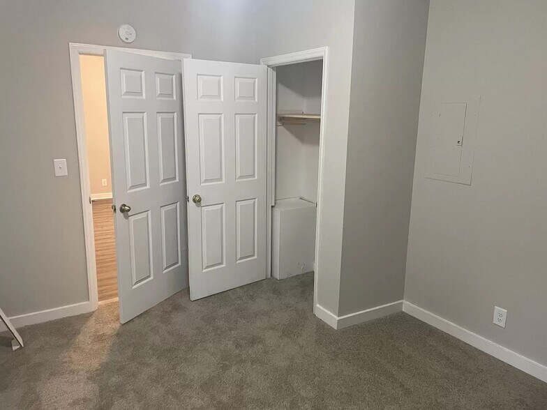 Building Photo - 727 N Maple St