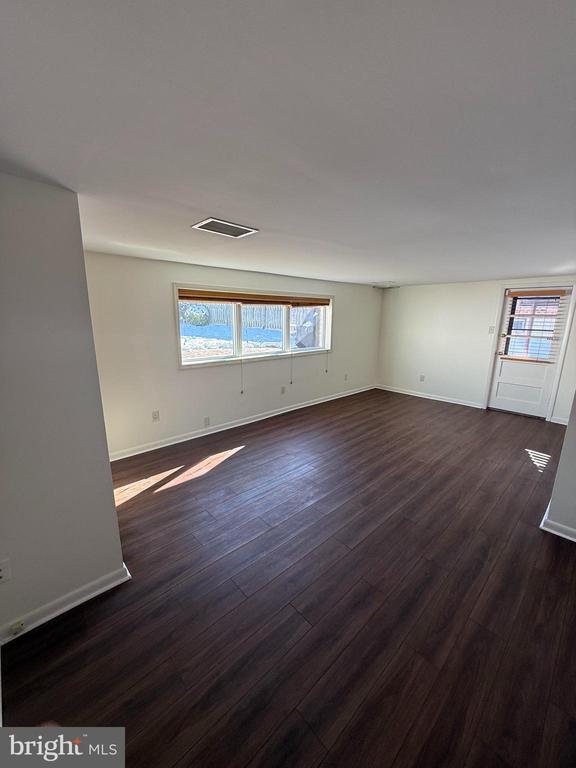 Building Photo - 240 Sweetbriar Cir