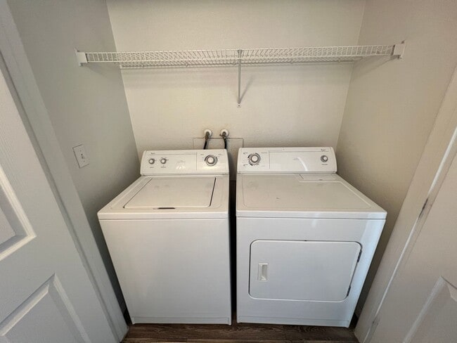 Building Photo - Awesome 1bed/1bath condo located in Centennial Hills