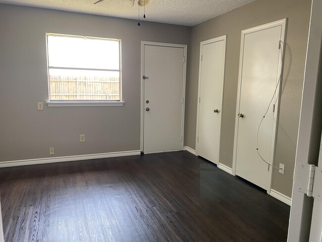 Building Photo - 136 Meador Ln