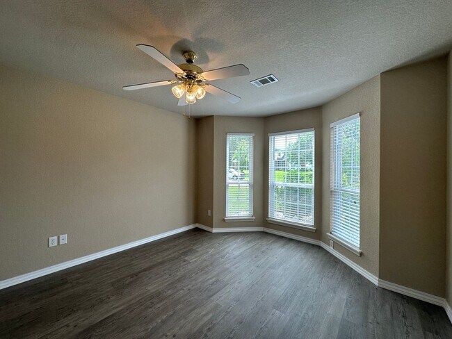 Building Photo - Beautiful Move In Ready 3 Bed 2 Bath for R...