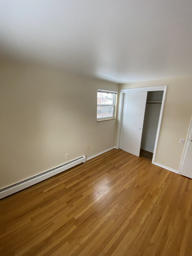 Building Photo - Don't miss out on this 5 bed 2.5 bath hous...