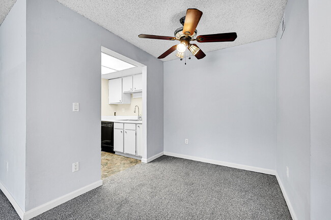 Building Photo - $1,300 - 1 Bed, 1 Bath Condo in Denver wit...