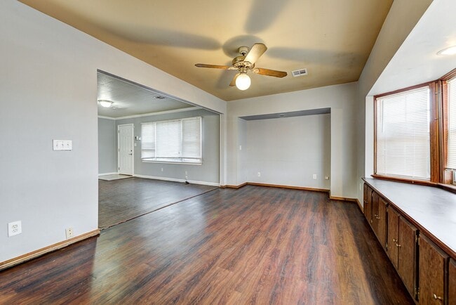 Building Photo - 2144 Pearson Dr