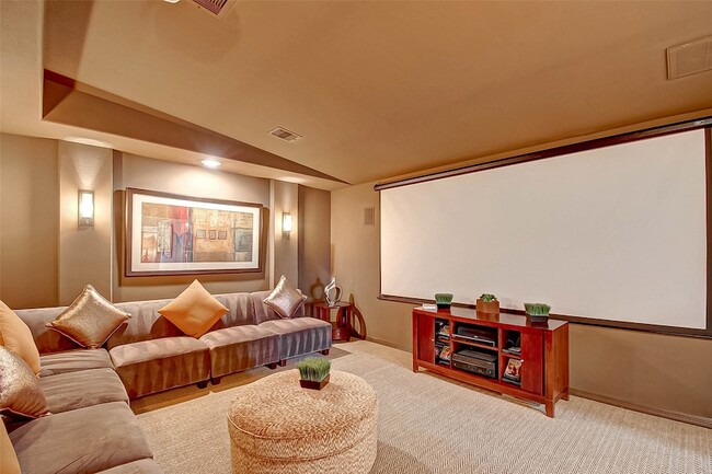 Building Photo - 7 Shearling Ct