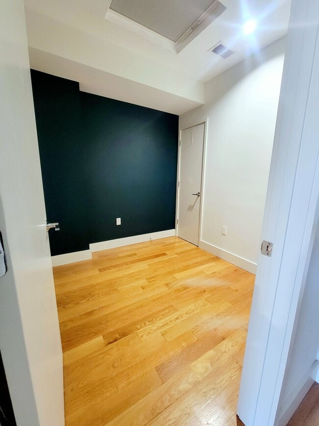 Building Photo - 1728 Wisconsin Ave NW