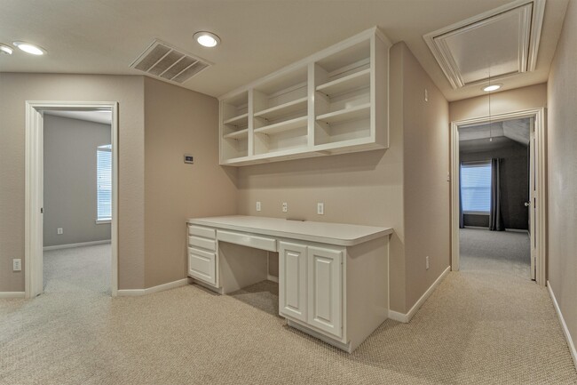 Building Photo - 30 Desert Rose Pl