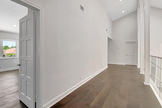 Building Photo - 540 SW 15th St
