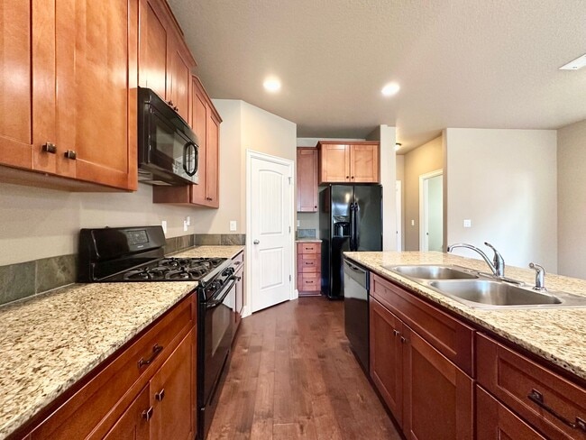 Building Photo - Modern 3 Bed/2.5 Bath with Double Car Garage Townhome in Sandy, OR!