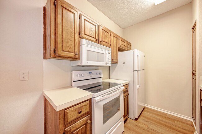 Building Photo - PRELEASE 8/15/2025 2 bed 2 bath
