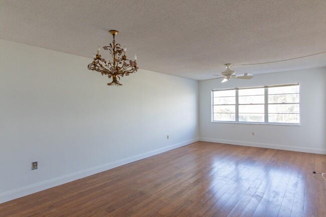 Building Photo - 1502 S Lakeside Dr