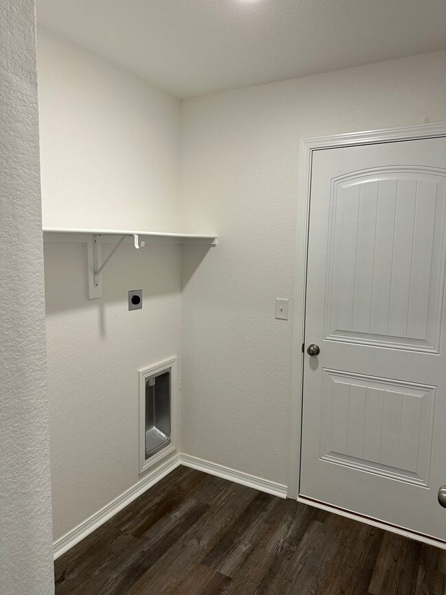 Building Photo - *Pre-leasing* NEWER Three Bedroom | Two Ba...