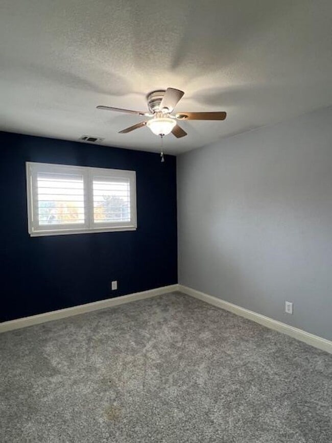 Building Photo - FAIR OAKS BEAUTY WITH POOL, SPA & SOLAR!!