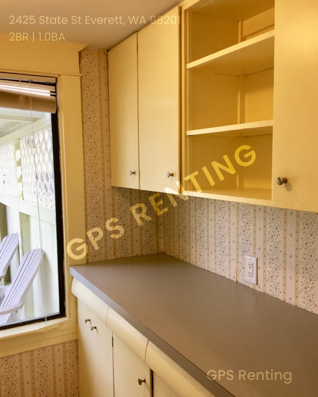 Building Photo - Classic 2 bedroom 1 bathroom bungalow!