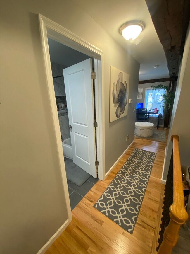 Building Photo - Beautifully Renovated 2 bedroom home with ...