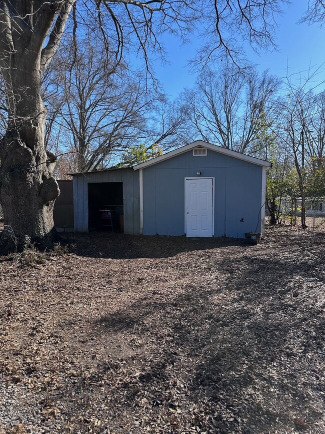 Building Photo - 1080 Grace Ave