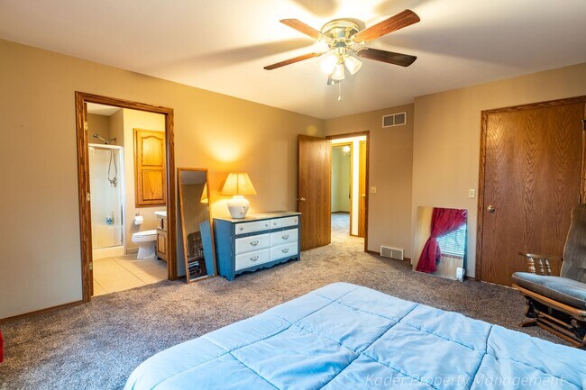 Building Photo - 731 Matts Dr