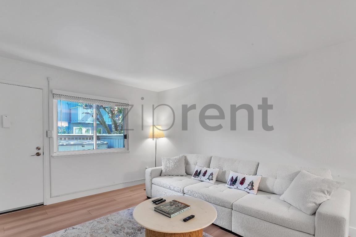 Building Photo - Unit 3