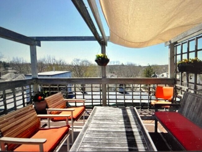 Building Photo - 3 bed/1.5 bath with One parking spot included.