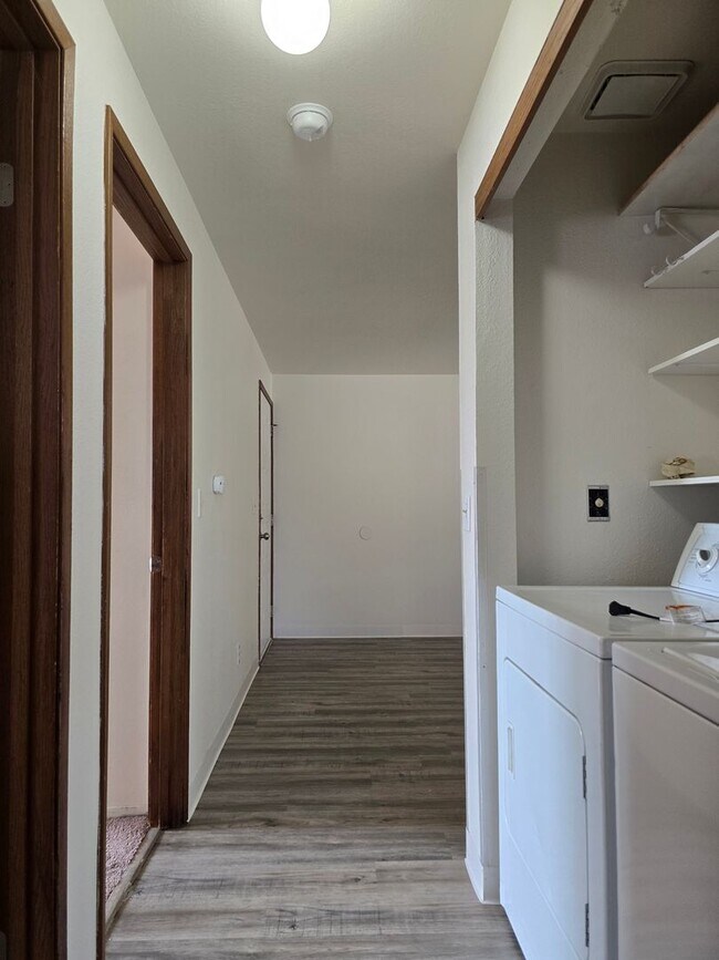 Building Photo - Upper Floor 2 Bedroom with Carport